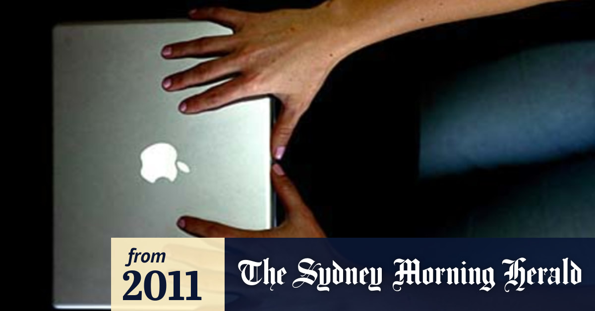 Former Apple manager admits taking kickbacks